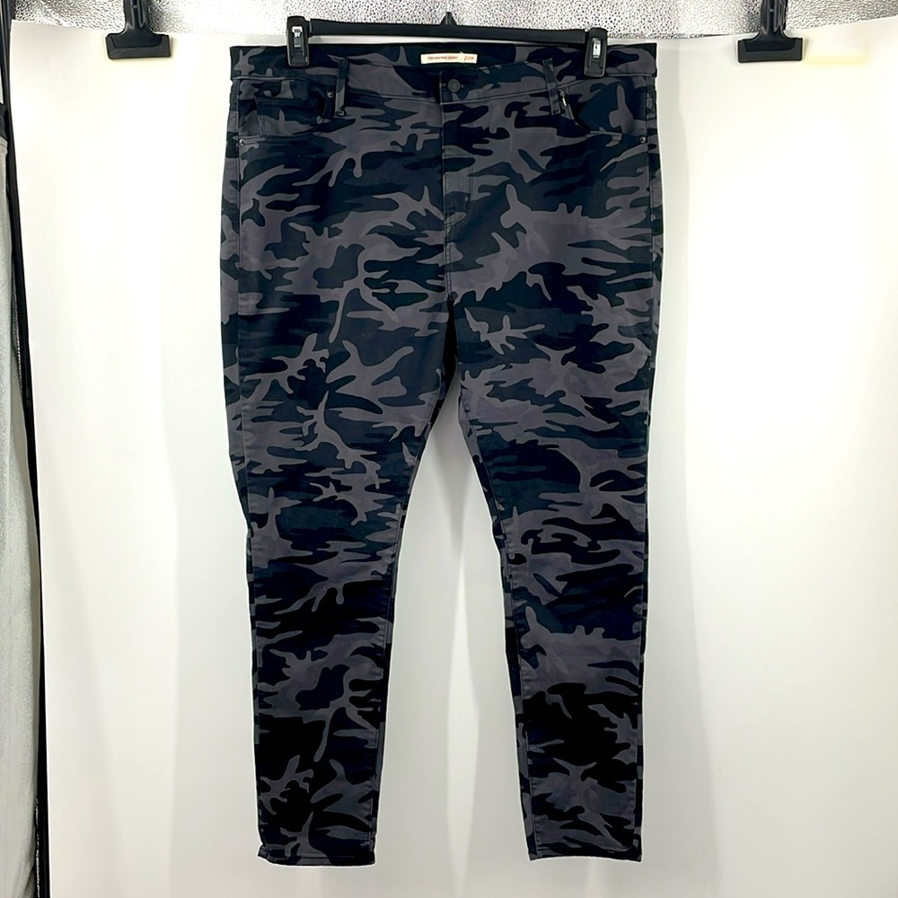 Levi’s 721 High Rise Jeans Gray Camo Print Size 22W